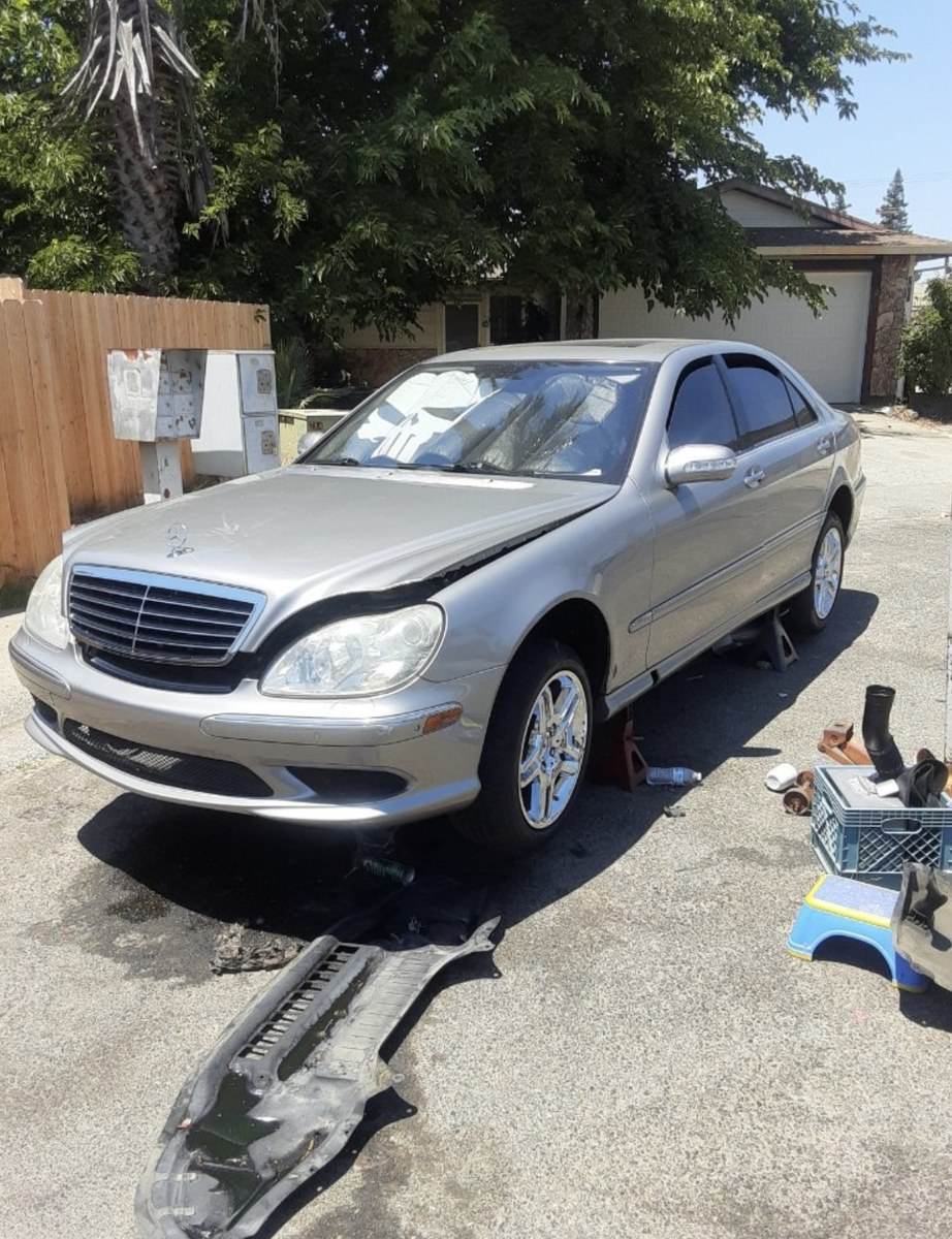 Mobile mechanic arriving in a Ventura neighborhood