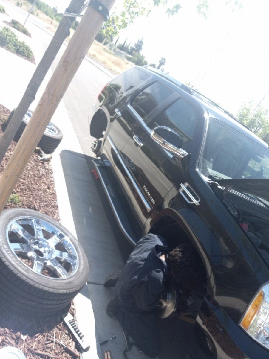 Ventura mobile mechanic doing brake work at the curb